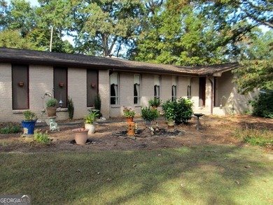 Solid home located in Lake Capri. Expansive, private deck on the - photo 4