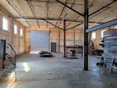 Custom-built steel shop home built in 2022 on over 10 acres - photo 4