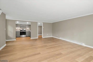 Private Retreat! This beautifully renovated cottage is tucked - photo 2
