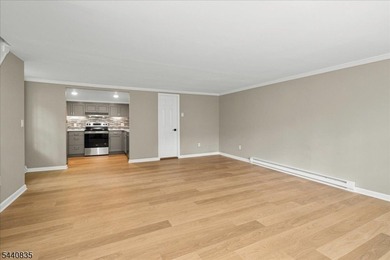 Private Retreat! This beautifully renovated cottage is tucked - photo 3