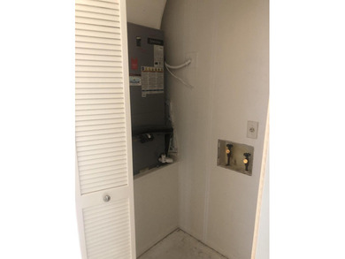 Great location, has new metal roof, new appliances, countertops - photo 19