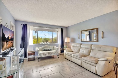 A brand-new bathroom, consistent flooring & water view - photo 7