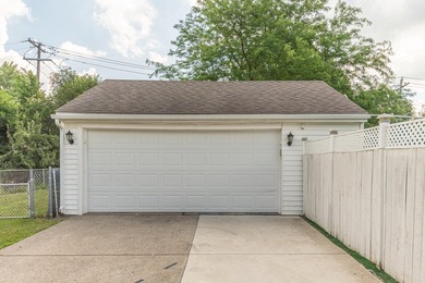 Quiet tree lined street this 3BR/2BA ranch home is located in a - photo 2