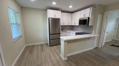 Welcome to this stunning, bright, and cozy 2nd floor condo! This - photo 1