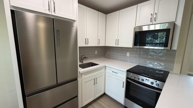 Welcome to this stunning, bright, and cozy 2nd floor condo! This - photo 3