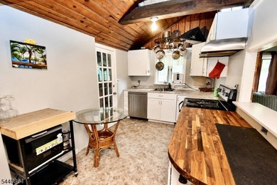 WOW! WELL KEPT ONE BEDROOM CUSTOM HOME LOCATED ON A CORNER LOT - photo 5