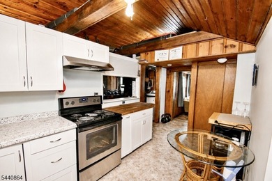WOW! WELL KEPT ONE BEDROOM CUSTOM HOME LOCATED ON A CORNER LOT - photo 6