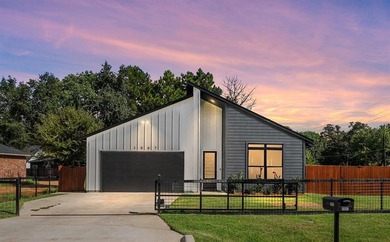 Lake Home Active Under Contract in Tool, Texas