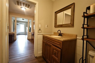 Charming Downtown Alba Home with Historic Character & Modern - photo 17