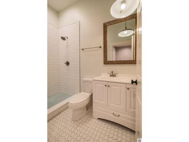 Allows ! Condo unit 3 is a beautifully renovated 2 bedroom, 1.5 - photo 21