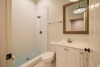 Allows ! Condo unit 3 is a beautifully renovated 2 bedroom, 1.5 - photo 22
