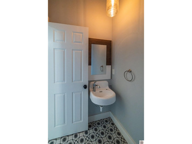 Allows ! Condo unit 3 is a beautifully renovated 2 bedroom, 1.5 - photo 25