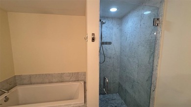AMAZING 2/2 CORNER UNIT, BEAUTIFUL VIEW TP THE BAY AND CITY - photo 2