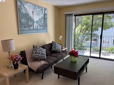 Charming upper-floor condo located in the desirable gated - photo 3
