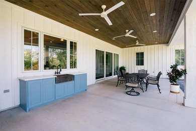 Where luxury meets tranquility, this stunning 2022 custom modern - photo 8