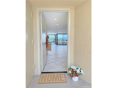 Beautifully upgraded light and bright end unit, with a wonderful - photo 2