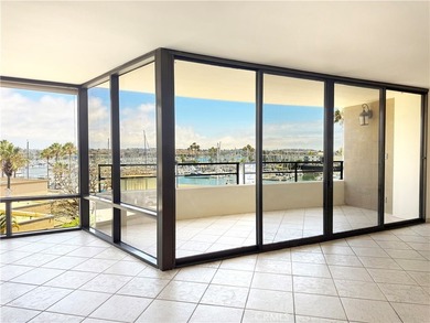 Beautifully upgraded light and bright end unit, with a wonderful - photo 3