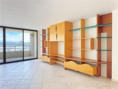 Beautifully upgraded light and bright end unit, with a wonderful - photo 7