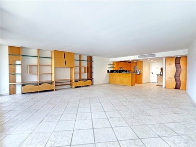 Beautifully upgraded light and bright end unit, with a wonderful - photo 9