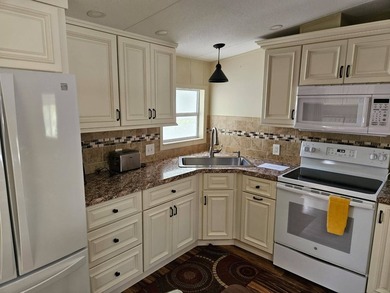 BEAUTIFUL COMPLETELY UPDATED 2 BEDROOM 2 BATH HOME IN THE - photo 14