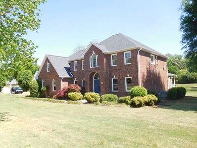 Stately 4-bedroom Georgian-style home in a premier, private - photo 2
