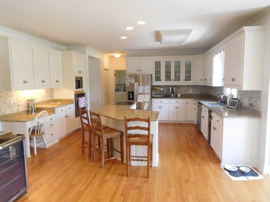 Stately 4-bedroom Georgian-style home in a premier, private - photo 7