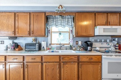 Enjoy stunning views from this charming single-level home - photo 5