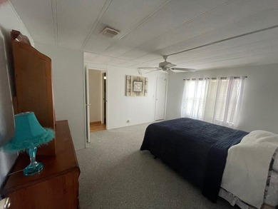 Extremely well maintained Palm Harbor Home with popular split - photo 18