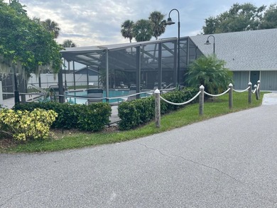 Extremely well maintained Palm Harbor Home with popular split - photo 25