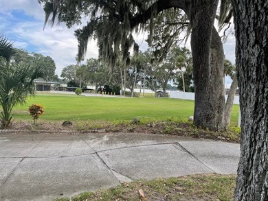 Extremely well maintained Palm Harbor Home with popular split - photo 27
