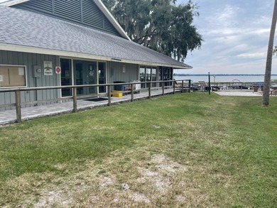 Extremely well maintained Palm Harbor Home with popular split - photo 32