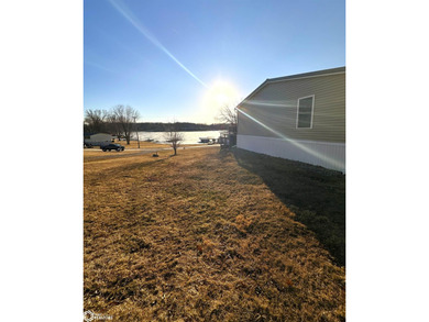 Experience Panoramic lake front views with second tier pricing - photo 8