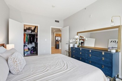 Perched above the Gaslamp Quarter, this fifth floor 1-bed - photo 25