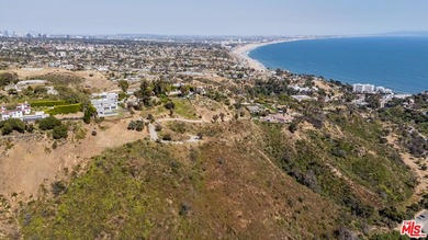 Exceptional opportunity to acquire a rare six-parcel assemblage - photo 4