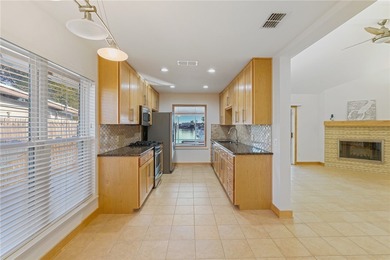 Welcome to your dream waterfront oasis! This stunning 3-bedroom - photo 15