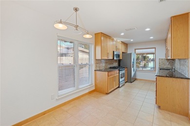 Welcome to your dream waterfront oasis! This stunning 3-bedroom - photo 16