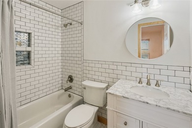 Welcome to your dream waterfront oasis! This stunning 3-bedroom - photo 25