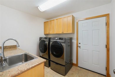 Welcome to your dream waterfront oasis! This stunning 3-bedroom - photo 28