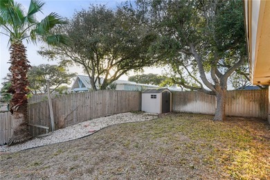 Welcome to your dream waterfront oasis! This stunning 3-bedroom - photo 36