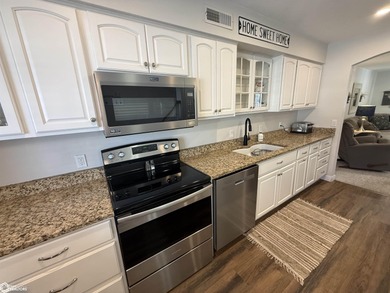 Great opportunity to own a beautifully remodeled duplex just - photo 4