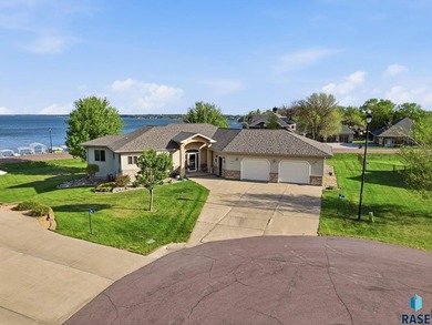 Experience luxury lakefront and golf course living in this - photo 26