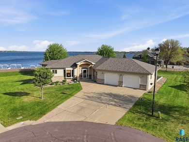 Experience luxury lakefront and golf course living in this - photo 27