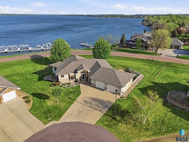 Experience luxury lakefront and golf course living in this - photo 28