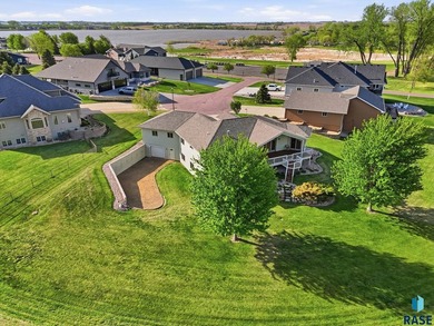 Experience luxury lakefront and golf course living in this - photo 30