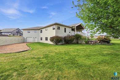 Experience luxury lakefront and golf course living in this - photo 37