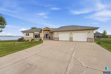 Experience luxury lakefront and golf course living in this - photo 39