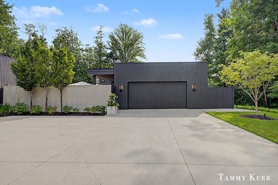 Set privately within WestShore, this striking modern compound - photo 9