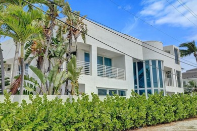 Just one house from the ocean, this fully gated luxury residence - photo 4