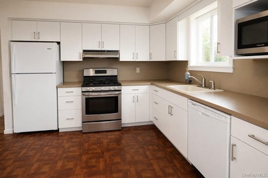 Beautifully maintained high-ranch home featuring 4 bedrooms and - photo 15