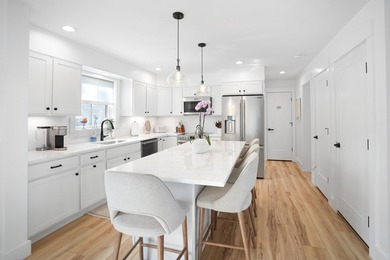 Rare downtown Vineyard Haven compound offering! A unique - photo 18